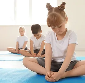 Niña haciendo yoga infantil